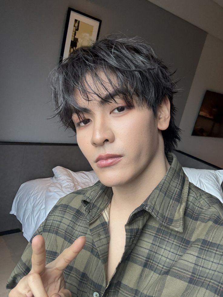 SchoolBibi's tweet photo. #AuJoongdunk: Onde Dunk Natachai um influencer famosinho da Tailândia, Acaba de se mudar para outro prédio e seu gato entra no elevador privativo indo parar na casa de outra pessoa.

Ou onde Dunk vai buscar seu gato e descobre que o vizinho era seu ex namorado Joong Archen. https://t.co/8QqTcOvbZz