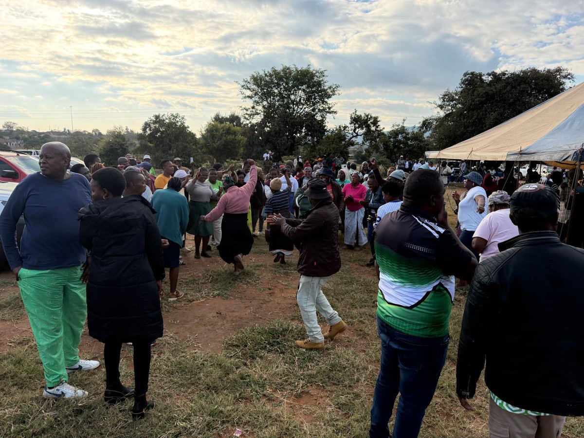 VictorMothemela's tweet photo. Less talk, more action in Ward 7, Ga-Mothapo! 🤜🤛

​We are painting Ga-Mothapo green because the residents of Ward 7 are ready for a government that delivers. The rescue mission is well underway!
@Action4SA
@ActionSA_LP 
@HermanMashaba 
@Candytsamandebe https://t.co/ayYFWzG0db