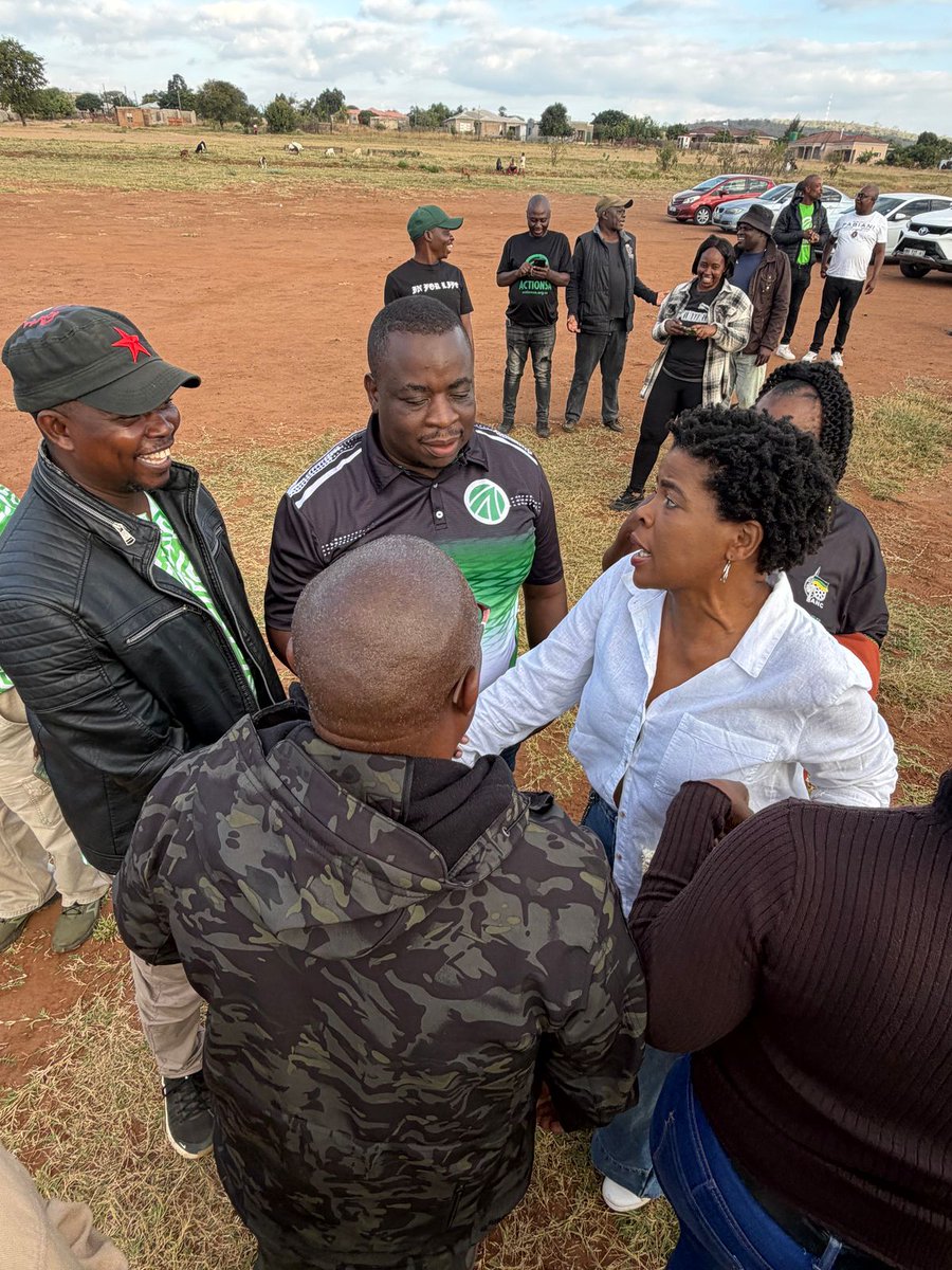 VictorMothemela's tweet photo. Less talk, more action in Ward 7, Ga-Mothapo! 🤜🤛

​We are painting Ga-Mothapo green because the residents of Ward 7 are ready for a government that delivers. The rescue mission is well underway!
@Action4SA
@ActionSA_LP 
@HermanMashaba 
@Candytsamandebe https://t.co/ayYFWzG0db
