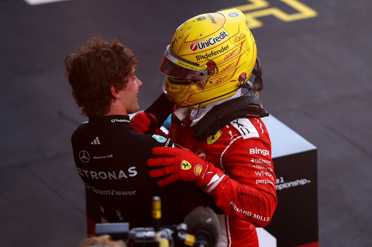 LH44NEWS's tweet photo. PAI E FILHO! 🥹

Kimi Antonelli fez questão de ser um dos primeiros pilotos a parabenizar Lewis Hamilton por sua primeira vitória pela Scuderia Ferrari. ❤️ https://t.co/MPmxjluQjy