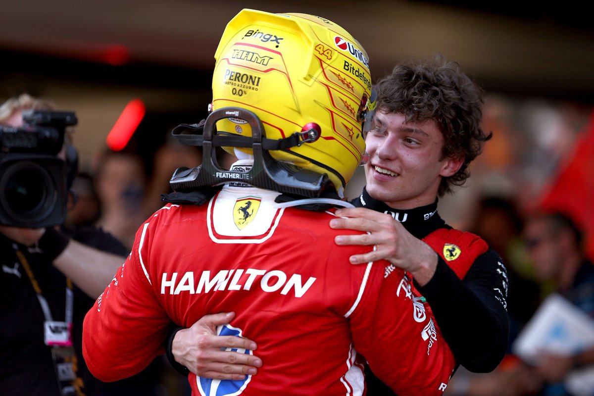 LH44NEWS's tweet photo. PAI E FILHO! 🥹

Kimi Antonelli fez questão de ser um dos primeiros pilotos a parabenizar Lewis Hamilton por sua primeira vitória pela Scuderia Ferrari. ❤️ https://t.co/MPmxjluQjy