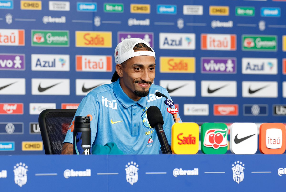 venecasagrande's tweet photo. Raphinha, com a camisa da seleção brasileira, é uma decepção. A atuação dele na estreia contra o Marrocos foi péssima. Ancelotti mantê-lo durante os 90 minutos é inexplicável diante de um futebol paupérrimo apresentado pelo jogador do Barcelona.

Nós, imprensa e torcida, cobramos (com razão) um protagonismo de Vinicius Junior na Seleção, mas temos que cobrar também Raphinha. Inclusive, quando abriu a boca para dizer que "ia fazer e acontecer", levou de 4 da Argentina, tomou tapinha na cara e nada fez.

Foto: Rafael Ribeiro / CBF