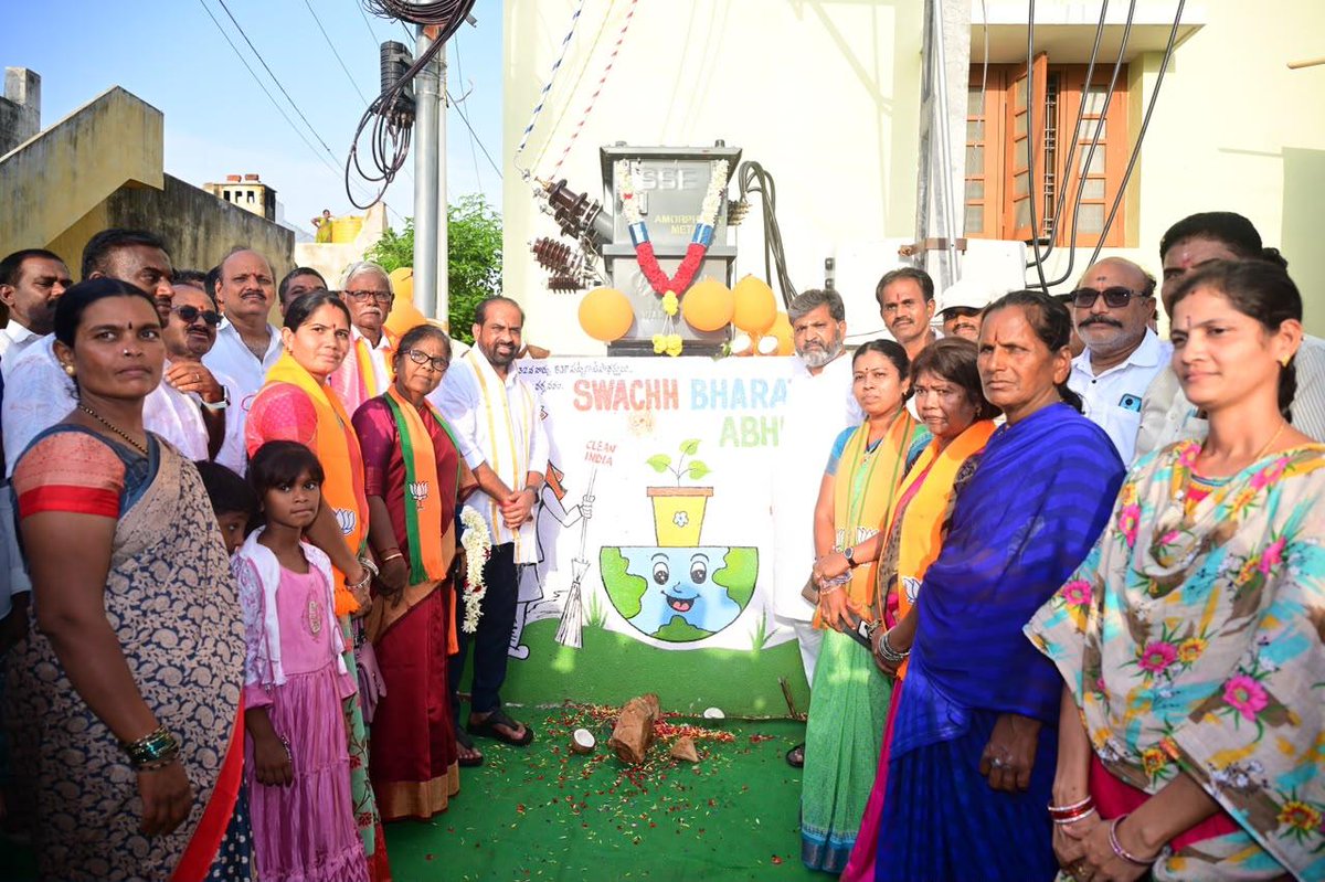 satyakumar_y's tweet photo. ధర్మవరం పట్టణంలో విద్యుత్ మౌలిక వసతుల అభివృద్ధికి ప్రభుత్వం ప్రత్యేక ప్రాధాన్యత ఇస్తోంది. ఇప్పటికే 300 విద్యుత్ స్తంభాల మార్పిడి, రూ.1.20 కోట్లతో 16 డిస్ట్రిబ్యూషన్ ట్రాన్స్‌ఫార్మర్ల ఏర్పాటు, TIDCO కాలనీ లో రూ.3.50 కోట్లతో 33/11 కేవీ ఉపకేంద్రం, R&B గెస్టుహౌస్ ప్రాంగణంలో రూ.4.10 కోట్లతో ఇండోర్ సబ్‌స్టేషన్‌కు ఆమోదం, అలాగే దుర్గానగర్, రాంనగర్, తారకరామ్ నగర్, శాంతినగర్, గాంధీ నగర్, శివ నగర్ , సత్య సాయి నగర్, డీఎల్ఆర్, గుడ్డెడ్ కోటాల కాలనీల్లో విద్యుత్ సరఫరా మెరుగుదలకు రూ.4.60 కోట్ల నిధులు మంజూరు చేయించాం.

ఈరోజు గిర్రాజు కాలనీలో రూ.9.60 లక్షల వ్యయంతో ఏర్పాటు చేసిన నూతన 100 కేవీఏ అదనపు డిస్ట్రిబ్యూషన్ ట్రాన్స్‌ఫార్మర్‌ను ప్రారంభించాను. దీంతో స్థానిక ప్రజలకు మరింత నాణ్యమైన, అంతరాయం లేని విద్యుత్ సరఫరా అందుబాటులోకి వచ్చింది.

ప్రజలకు మెరుగైన విద్యుత్ సేవలు అందించడమే కూటమి ప్రభుత్వ లక్ష్యం.

ఈ కార్యక్రమంలో జనసేన పార్టీ రాష్ట్ర ప్రధాన కార్యదర్శి శ్రీ చిలకం మధుసూదన్ రెడ్డి గారు, స్థానిక ప్రజాప్రతినిధులు, విద్యుత్ శాఖ అధికారులు, కూటమి పార్టీల నాయకులు, కార్యకర్తలు, స్థానిక ప్రజలు పాల్గొన్నారు.

#Dharmavaram
#PowerForProgress
#APSPDCL
#ElectricityInfrastructure
#QualityPowerSupply
#PeopleFirst