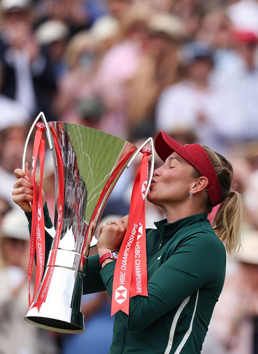 popalorena's tweet photo. Most people bring Big Ben souvenirs home from London, Donna said the trophy is more interesting🏆
📸 Adrian Dennis https://t.co/w2FYkL6yxt