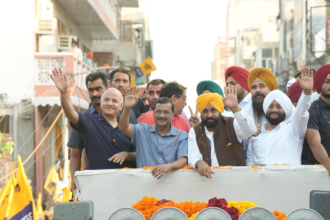 ArvindKejriwal's tweet photo. मोहाली नगर निगम चुनाव में ज़बरदस्त जीत दिलाने के लिए मोहाली के लोगों का आज रोड शो के ज़रिए दिल से धन्यवाद किया। https://t.co/LhkH2hHmbP
