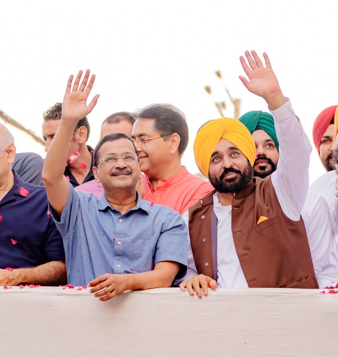 ArvindKejriwal's tweet photo. मोहाली नगर निगम चुनाव में ज़बरदस्त जीत दिलाने के लिए मोहाली के लोगों का आज रोड शो के ज़रिए दिल से धन्यवाद किया। https://t.co/LhkH2hHmbP