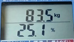 Rayjack_S's tweet photo. 日付は超えたが人体実験の成果発表
５月１４日（開始から１５週間）
現在83.5kg(-1.0kg) 体脂肪率25.1%(20.9kg +0.3kg) 筋肉量59.3kg(-1.3kg)
ふつーに筋肉が減少した。サボり気味だがケトって４週間なので、そろそろ筋肉の糖質が枯渇する時期ではあるか？
仕方ない、今週は運動しつつ米を補給しよう。 https://t.co/zyXGZaKziR