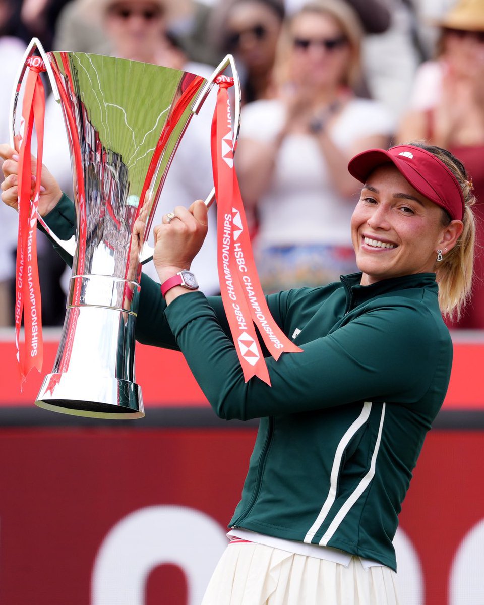 TheTennisLetter's tweet photo. Donna Vekic kisses her trophy after winning the title at Queen’s Club. 

😘🏆

(via @WTA) https://t.co/P9nq13ekBd