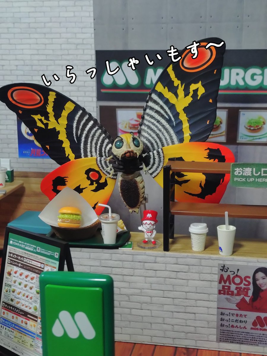 deviltomigo's tweet photo. 先日リーメントの“ほおばるおいしさ♪モスバーガー”を大人買いしました🤓ってことでセリアのドールハウスのあれこれを使用してモスバーガー店内を作ってみました👍️
#アトリエとみを
#リーメント
#モスバーガー https://t.co/gNtXHEFDoh