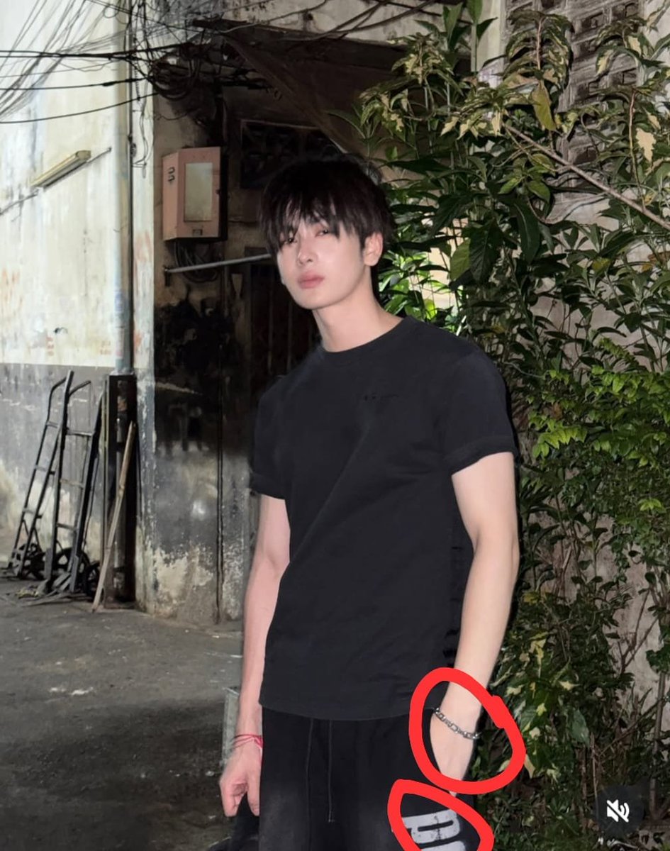 Teerak_PedTa's tweet photo. I think I knows when and who's toke this pic 😉 the bracelet, pant and the shoes all same and if you remember PerthSanta went back home together that day! And if you notice in the vid that Perth posted before... Perth look like want to change his shirt... and my guess is Santa change his shirt too! So my conclusion here is... Perth is the one who's take this pic!!  End of the discussion!!