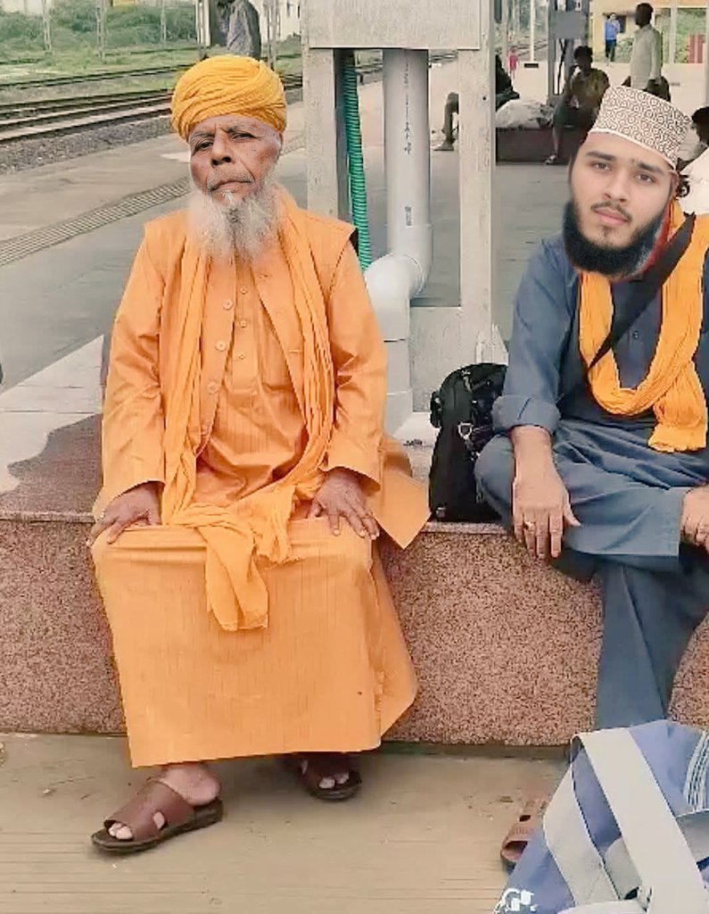 Rindali1j5's tweet photo. अगर देश में भाजपा की हूकूमत नहीं होती।
इस स्टेशन पर रेलवे पटरी की बराबर में मेरा आलीशान बंगला होता । https://t.co/eFLzRvpXgh