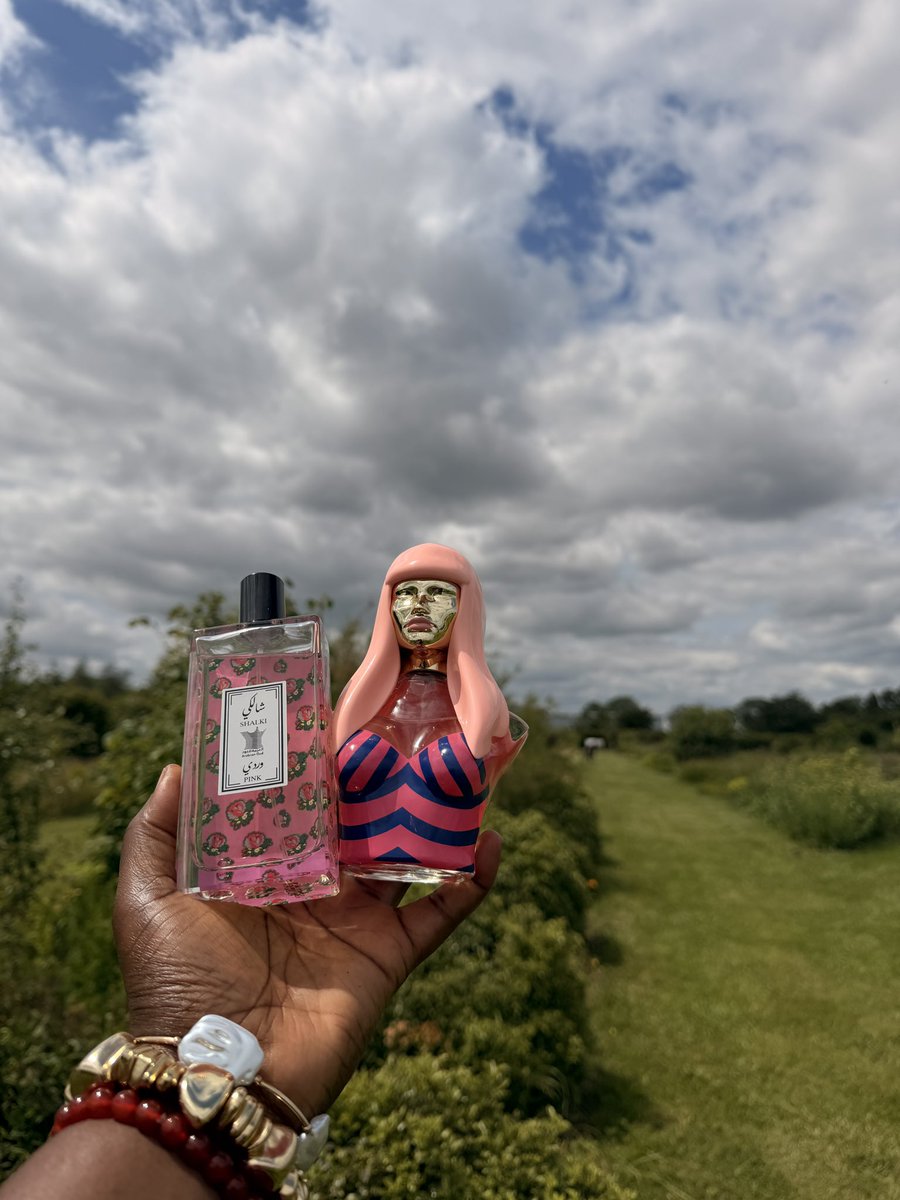 zaitum_'s tweet photo. #sotd shalki pink by Arabian oud and pink Friday 2 by Nicki .
Sweet , fruity-floral mocktail .
Cheers to the new week
Everything is prettier in pink .
#shalkipink #pinkfriday2perfume #arabianoud #perfume https://t.co/wyclMeh80m