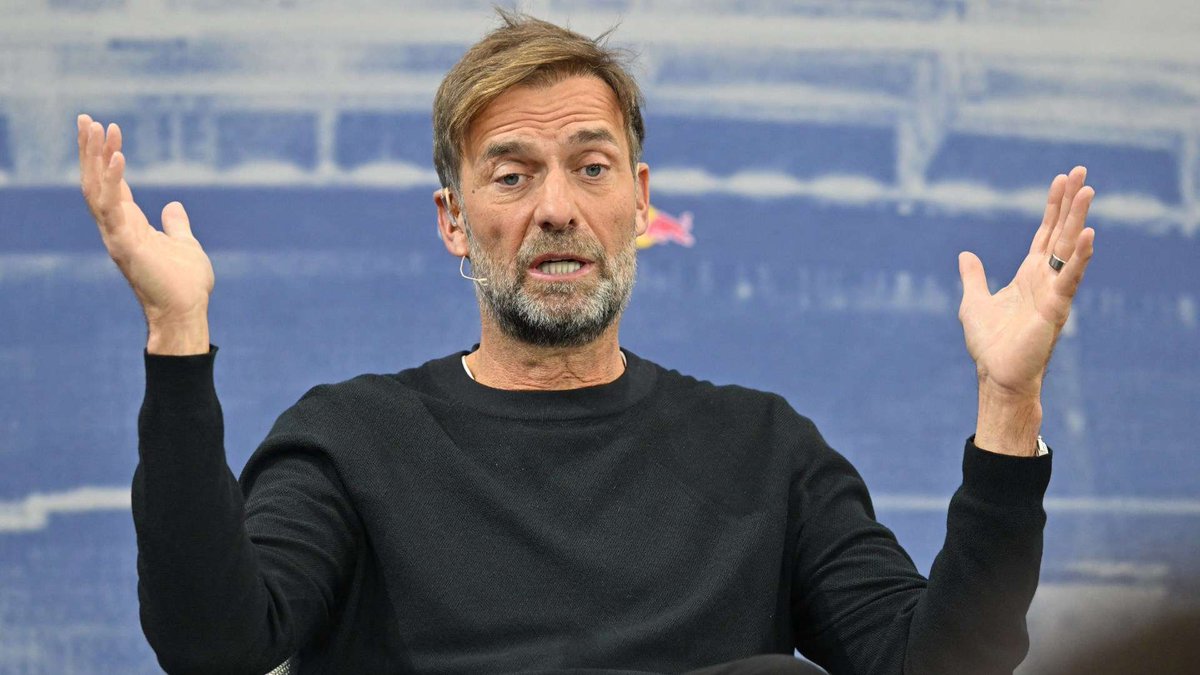 solofichajes123's tweet photo. 🗣️Jurgen Klopp explota ante el fútbol negocio de la FIFA en este Mundial: "Las pausas para la hidratación se presentaron como un escudo para proteger el bienestar de los jugadores, una causa noble frente al calor. Pero no son más que una jaula dorada construida para los patrocinadores
El fútbol está siendo secuestrado por ejecutivos atrincherados en oficinas con aire acondicionado"