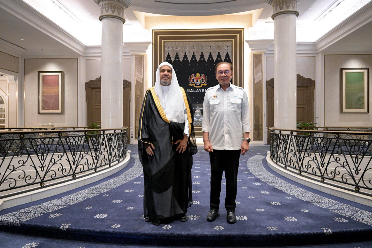 MWLOrg_Fr's tweet photo. Cet après-midi :
Le Premier ministre de Malaisie, Dato’ Seri Anwar Ibrahim, a reçu, au palais malaisien de l’hospitalité, Résidence du Premier ministre, le Secrétaire général, Président de l’Organisation des savants musulmans, cheikh #MohammedAlissa @MhmdAlissa.
Au cours de cette rencontre, plusieurs sujets d’intérêt commun ont été examinés.