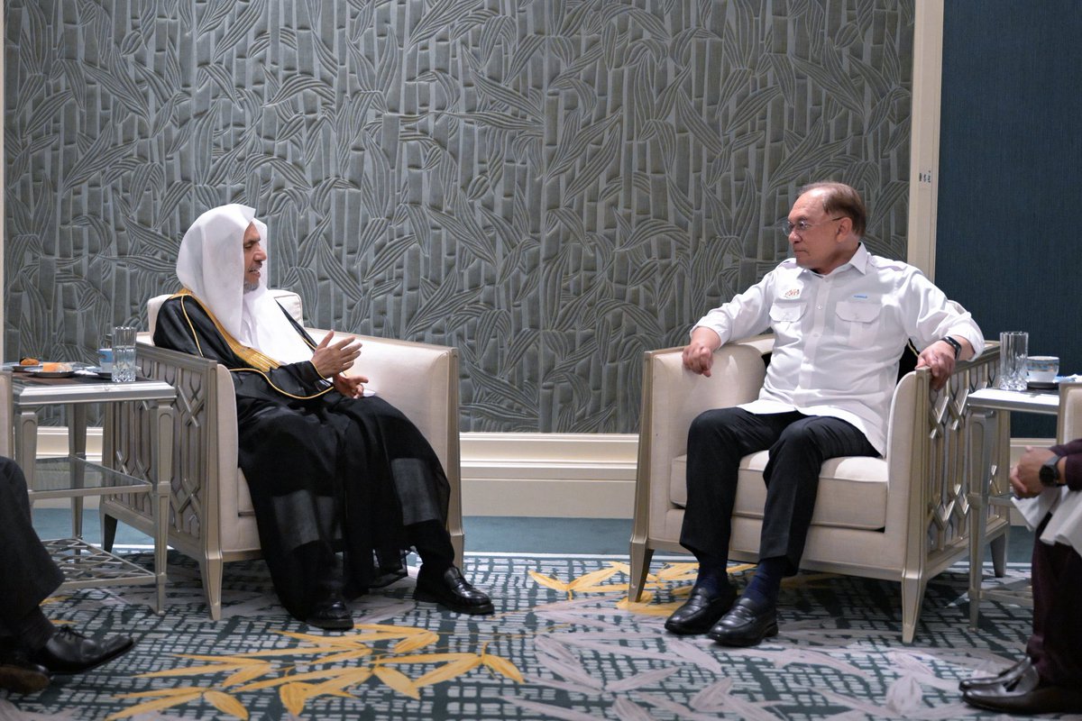 MWLOrg_Fr's tweet photo. Cet après-midi :
Le Premier ministre de Malaisie, Dato’ Seri Anwar Ibrahim, a reçu, au palais malaisien de l’hospitalité, Résidence du Premier ministre, le Secrétaire général, Président de l’Organisation des savants musulmans, cheikh #MohammedAlissa @MhmdAlissa.
Au cours de cette rencontre, plusieurs sujets d’intérêt commun ont été examinés.