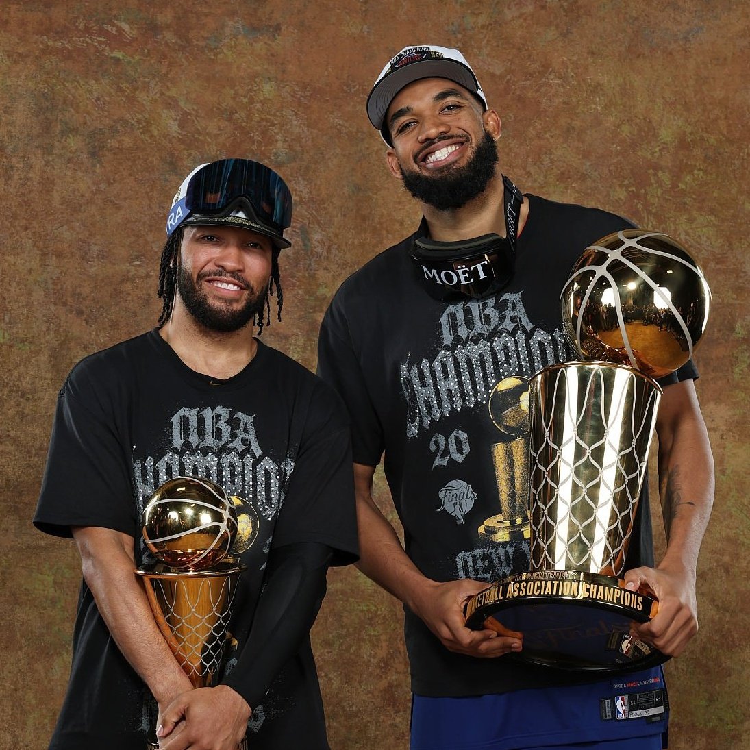 NBAdabad's tweet photo. Segundo o modelo estatístico da ESPN:

— O Spurs tinha 91,6% de chance de ganhar no meio do 3° quarto do Jogo 1.

— O Spurs tinha 72,8% de chance de ganhar faltando 2 minutos no Jogo 2.

— O Spurs tinha 99,6% de chance de ganhar faltando 9 minutos no Jogo 4.

— O Spurs tinha 95,4% de chance de ganhar faltando 7 minutos no Jogo 5.

O Knicks venceu TODOS esses jogos.

Tiraram desvantagens de 14, 14, 29 e 16 pontos nessas partidas.

Nunca, na história da NBA, um time foi buscar tanto o placar nas Finais.

HISTÓRICO! 🏆