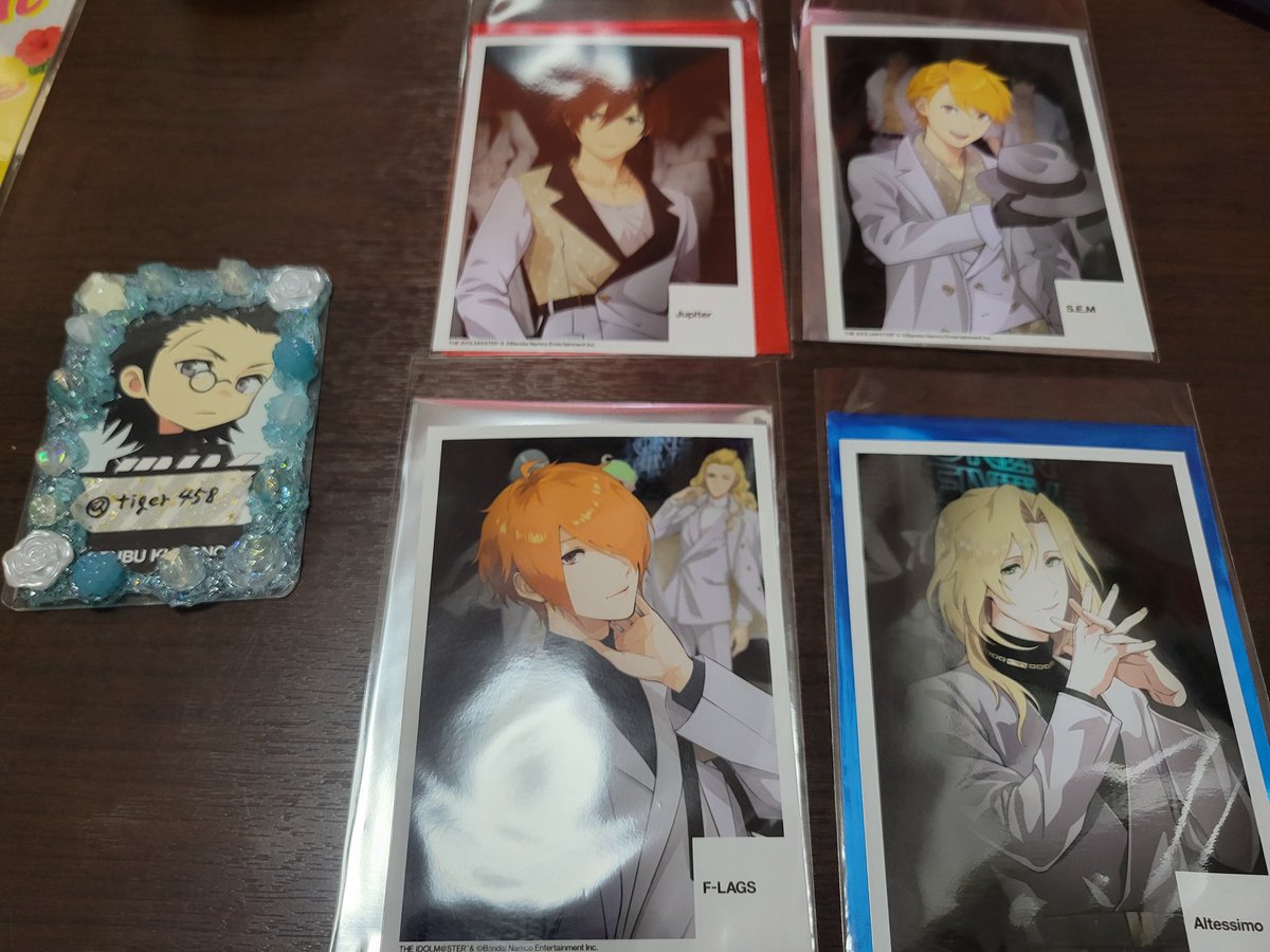 tiger458's tweet photo. 【交換】SideM FiFS展 ホログラム缶バッジ 等身 ステージフォト

譲
缶バ 輝 翔太 恭二 九郎 春名2 鋭心☆
フォト 冬馬 類 一希 圭 志狼 かのん2
求
缶バ 誠司 翼 玄武 雨彦★
フォト 誠司 玄武 雨彦

☆は★との交換のみ
グループ違い交換可
6/28 7/10.15渋谷
7/24.25.26合同xR
または都内手渡し交換 https://t.co/aQXLTUfohv