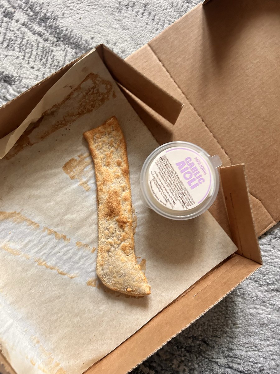 julsdeaves's tweet photo. @PapaJohnsUK how do you make the ones advertised look less like the ones we received in our order last night?!! Disappointing https://t.co/VgYYuvMfaA