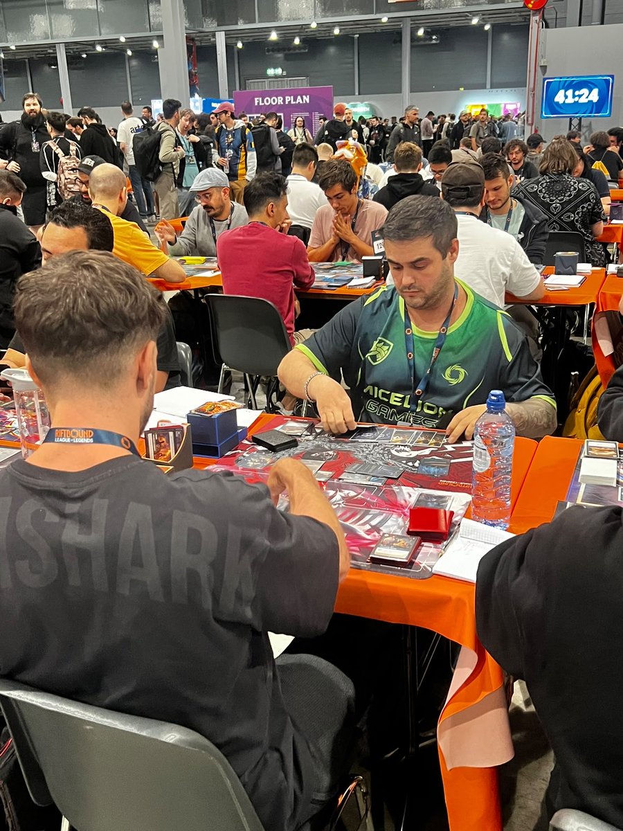 TeamMicelion's tweet photo. @ramekiano @manukoka @HatDiamond @xTacio_ @jairo_martos @Mateoquest @sikak0 @TheManLandTCG @TCG_Squirtle @FTREFORMED @RapsoloM ✍🏻 Resultados R13
@ramekiano : 11-0-2
@manukoka : 10-3
@HatDiamond : 11-1-1
@jairo_martos : 9-4
@Mateoquest : 10-2-1
@TheManLandTCG: 10-3
@TCG_Squirtle : 12-0-1
🥹 No sabemos qué decir…
#PRQ #Riftbound #Utrecht https://t.co/1S1ggrYrn1