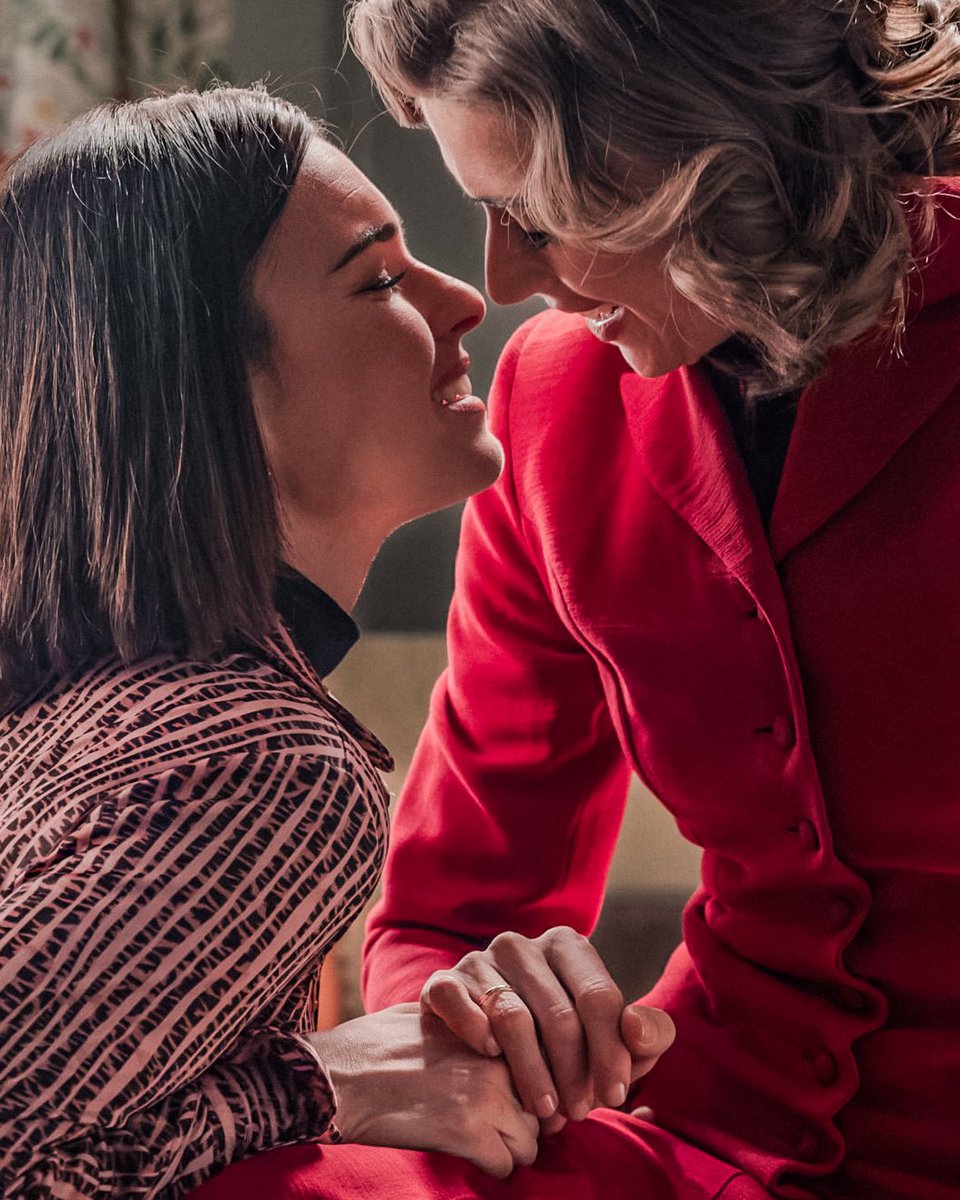 KrominaQM's tweet photo. Es imposible pensar en la posibilidad de que ellas encajen con otras mujeres de la misma manera. Hay algo en esta pareja que parece estar radicalmente unido: la belleza física, la química, la energía que generan juntas y ese vibrato emocional que se produce cada vez que comparten escena. Y no me refiero únicamente a Marta y Fina como personajes, aunque también. Hablo de ellas como pareja actoral. Me cuesta recordar un casting que haya conseguido un nivel de conexión tan orgánico, tan natural y tan magnético. Por eso sus escenas resultan tan creíbles. Porque da la sensación de estar viendo a dos personas completamente presentes la una para la otra, conectadas en cada mirada, en cada silencio y en cada gesto. Y cuando eso ocurre en pantalla, la magia deja de sentirse interpretada y empieza a sentirse real. ❤️✨
Hay parejas que cuentan una historia. Ellas consiguen que la creamos.
♥️🔥🧁🫶🏽
#SpinoffMafin #MafinOnly #MafinEndgame