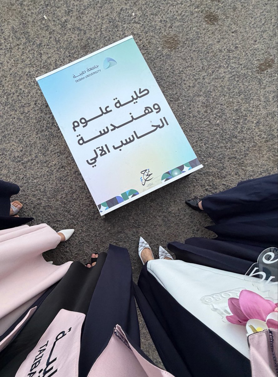 _olduserr's tweet photo. ﴿وَآخِرُ دَعْوَاهُمْ أَنِ الْحَمْدُ لِلَّهِ رَبِّ الْعَالَمِينَ﴾ 🤍

رحلةٌ امتدت ست سنوات
اختُتمت بفضل الله لتبدأ أحلام جديدة وبدايات أجمل بإذن الله..

تم بحمد الله تخرجي 
من دبلوم شبكات الحاسب الآلي 
و بكالوريوس علوم الحاسب 🎓 https://t.co/m1VOpk7n8s