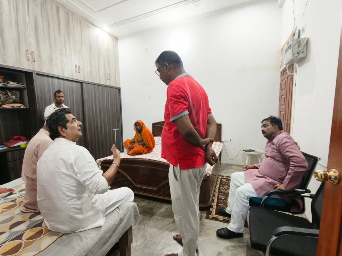 SinghRPN's tweet photo. श्री लक्ष्मण गुप्ता जी की धर्मपत्नी के अस्वस्थ होने की सूचना प्राप्त होने पर आज उनके निवास पर पहुँचकर उनका कुशलक्षेम जाना तथा ईश्वर से शीघ्र स्वास्थ्य लाभ की कामना की। https://t.co/DNpnKah92a