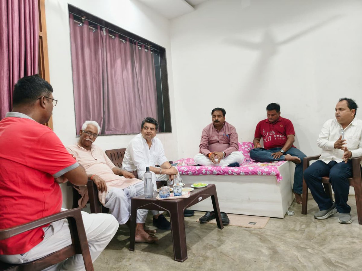 SinghRPN's tweet photo. श्री लक्ष्मण गुप्ता जी की धर्मपत्नी के अस्वस्थ होने की सूचना प्राप्त होने पर आज उनके निवास पर पहुँचकर उनका कुशलक्षेम जाना तथा ईश्वर से शीघ्र स्वास्थ्य लाभ की कामना की। https://t.co/DNpnKah92a