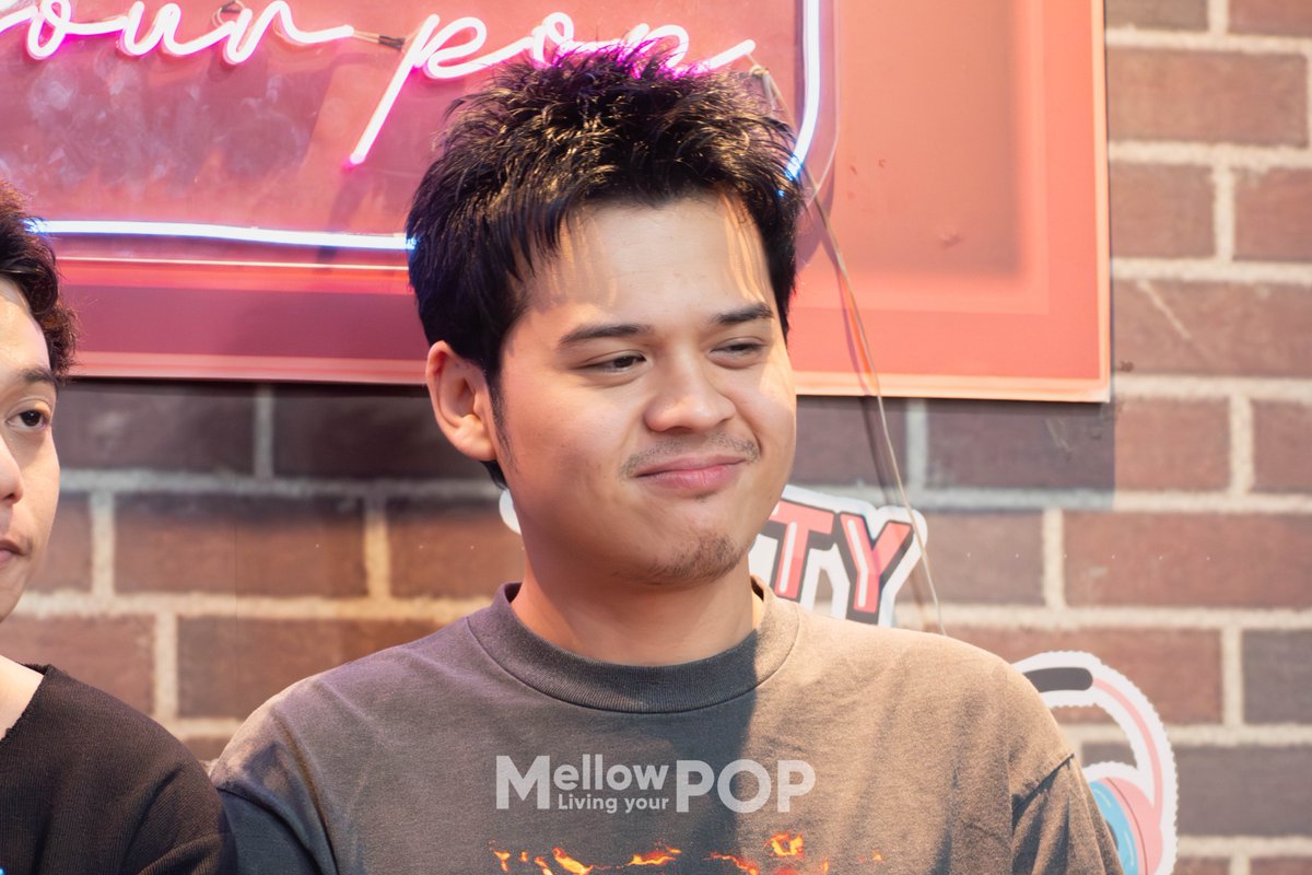 MellowPOP_TH's tweet photo. ✨ Mellow POP เก็บตกภาพบรรยากาศไลฟ์ของ “AYLA’s” กับเพลง “จากนี้คงไม่มีเรา [Farewell]”
.
#MellowPOP
#จากนี้คงไม่มีเรา
#AYLAs #BRIDGEmanagement https://t.co/p07cqxBD3q