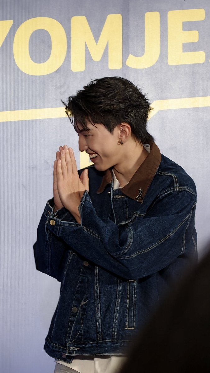 circle_of_ray's tweet photo. วันนี้พี่ใจดีม๊ากกกกกกกเลย บรีฟอะไรจัดให้หมด จบด้วยขอบคุณแฟนคลับทุกคนเลย

ขอให้มีแฟนคลับเยอะขึ้นทุก ๆ วันเลยน้า
KEN WITH HEAVYXNIYOMJEANS

#kenji_kanthee
#Heavyxนิยมยีนส์
#CDSHeavyXNiyomJeansXKen https://t.co/ahqKqK2v0w