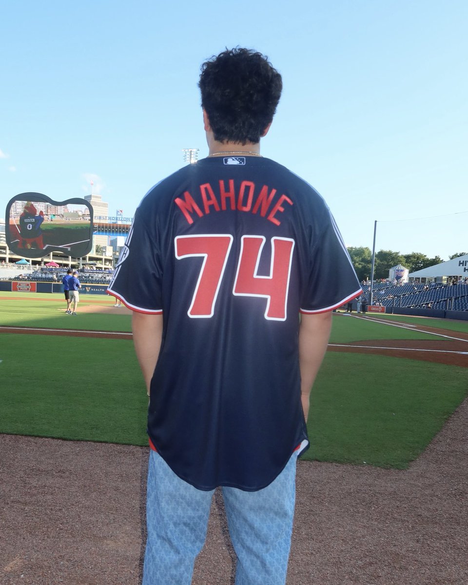 AustinMahone's tweet photo. The perfect catch ⚾️🔥 Thanks for having me @nashvillesounds! https://t.co/6VAKuKUUCc