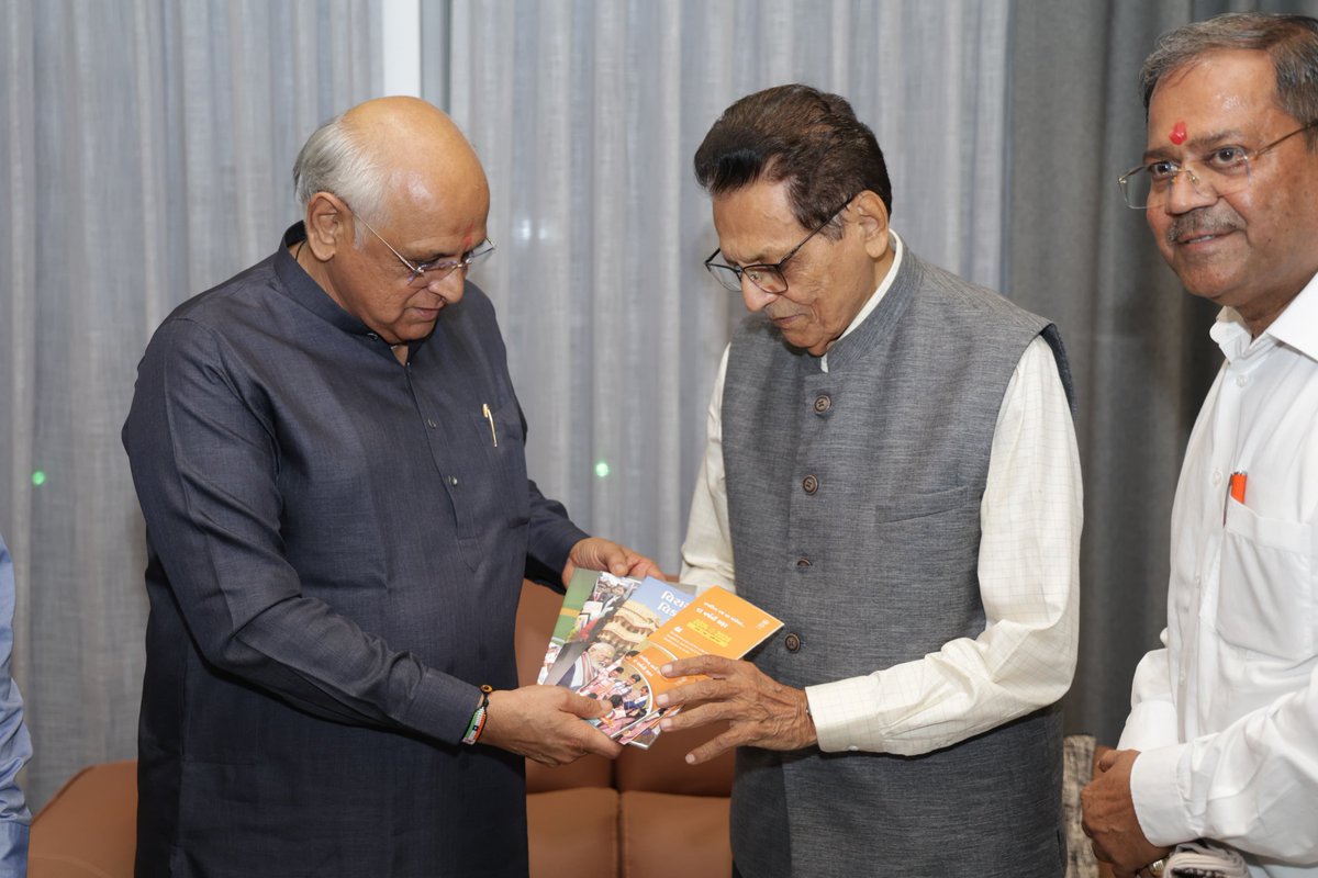 Bhupendrapbjp's tweet photo. ૧૨ વર્ષ સેવા, સુશાસન અને જનકલ્યાણના... 

માનનીય શ્રી નરેન્દ્રભાઈ મોદીના ભારતના યશસ્વી વડાપ્રધાન તરીકે ૧૨ સફળ વર્ષ પૂર્ણ થવા સંદર્ભે 
​મહેસાણાના સીનીયર એડવોકેટ અને જાણીતા સામાજિક અગ્રણી શ્રી શરદભાઈ શાહ સાથે મુલાકાત કરી. 

છેલ્લા ૧૨ વર્ષ દરમિયાન દેશની ન્યાય પ્રણાલીને સશક્ત બનાવવા કાયદાકીય ક્ષેત્રે થયેલા ઐતિહાસિક સુધારાઓ તેમજ વરિષ્ઠ નાગરિકોની સુખાકારી અને સન્માન માટે લેવાયેલા પરિવર્તનકારી નિર્ણયો સહિતના વિવિધ વિષયો પર તેમની સાથે ચર્ચા કરી.