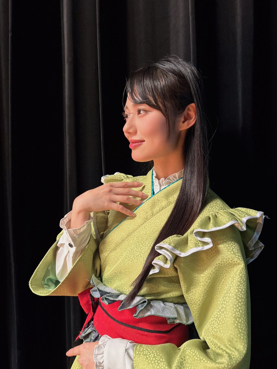 ofuton_to_gohan's tweet photo. 今日のヘアメイクは、メイクさんがキョウカみたいに大人クールにしてくれて、メンバーたちからもいっぱい褒めてもらったよ！！
花屋衣装で披露するソロ曲、「あゝ赤城山」「湿原のキャバレラ」...とっても良いッ！！...いかがでしょうか！？
#まぽラジ
#前橋ウィッチーズ https://t.co/8CkV6aCvtZ