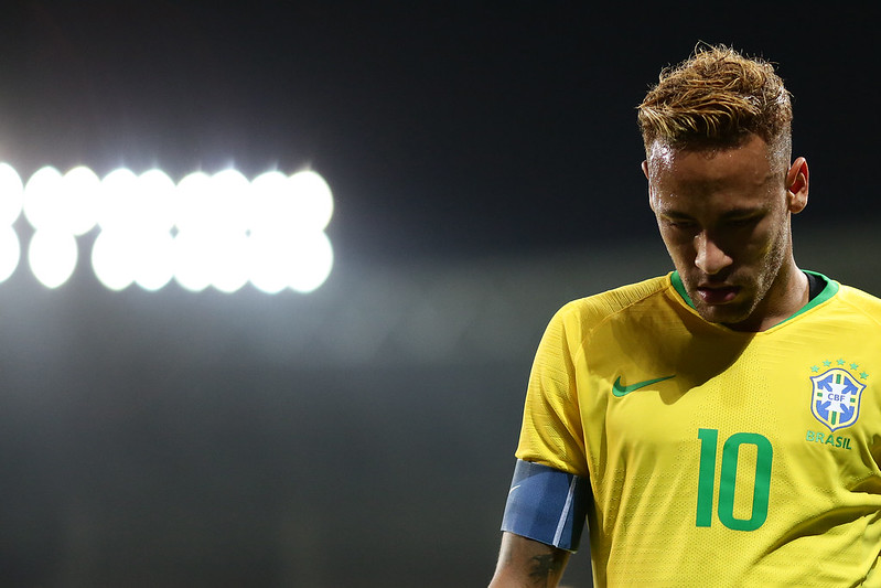 BrazilBallers's tweet photo. Eu vou trazer uma reflexão legal: Não é que Neymar teve uma má seleção, ele não teve com quem dividir protagonismo

Veja a lista dos maiores artilheiros do Brasil em Copas do Mundo:

5 gols: Garrincha, Zico, Romário
6 gols: Bebeto, Rivellino
7 gols: Leônidas, Careca
8 gols: Neymar, Rivaldo
9 gols: Jairzinho, Vavá, Ademir de Menezes
12 gols: Pelé
15 gols: Ronaldo

Todos os jogadores que foram campeões de Copa, nessa lista, jogaram com OUTRO jogador que também está nessa lista: Romário e Bebeto; Rivellino, Pelé e Jairzinho; Garrincha, Vavá e Pelé; Ronaldo e Rivaldo.

Em contrapartida, todos os que estão nessa lista e não jogaram uma Copa juntos, não foram campeões: Leônidas, Ademir de Menezes, Neymar, Zico e Careca (que chegaram a jogar em 86, mas Zico já era banco, bichado e jogou só 90 min a Copa inteira).

A conclusão que eu tiro disso é que, não é só "seleção boa". Nenhum Brasil foi campeão tendo só um  grande jogador para assumir protagonismo. As outras gerações tiveram 3 ou até 4.

Obs: Apesar de eu listar Ademir de Menezes, ele jogou com Zizinho, que era o melhor da equipe