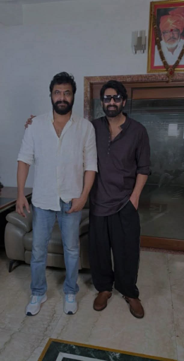 SShanthReddy's tweet photo. Supreeth Reddy Aka Katraj With India's Biggest Superstar #Prabhas Anna 🦖🥵🔥🫰❤️🫶🦖

#RebelWood #Fauzi #Spirit https://t.co/uiVEm5AZN4
