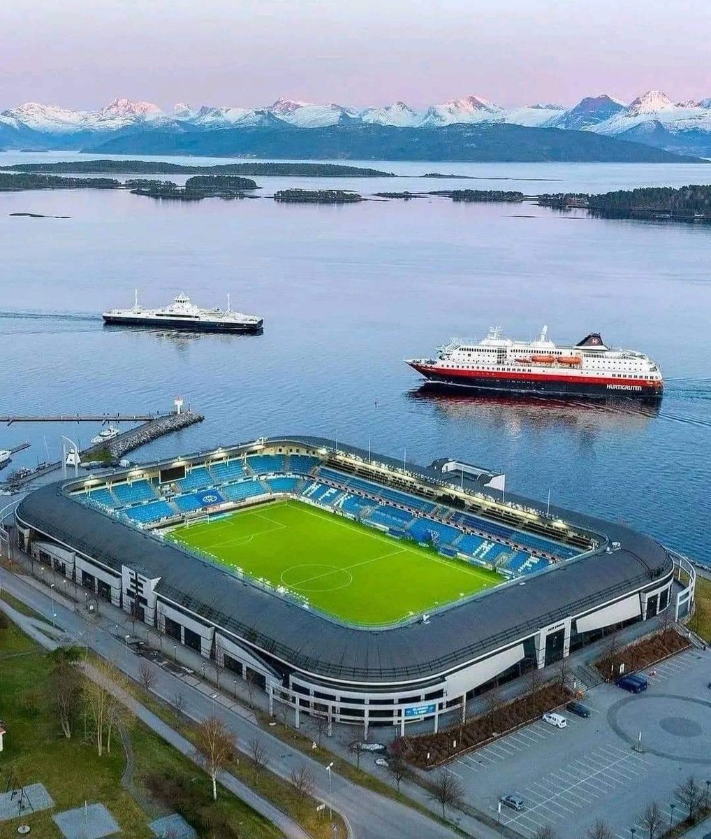 kommodefot's tweet photo. @Microinteracti1 @txfblife En annen vakker fotballbane!
Fotball blir ikke mer idyllisk enn dette. Rett ved fjorden! 🌊⚽️ #AkerStadion #Molde https://t.co/lR6Ifs2pMs