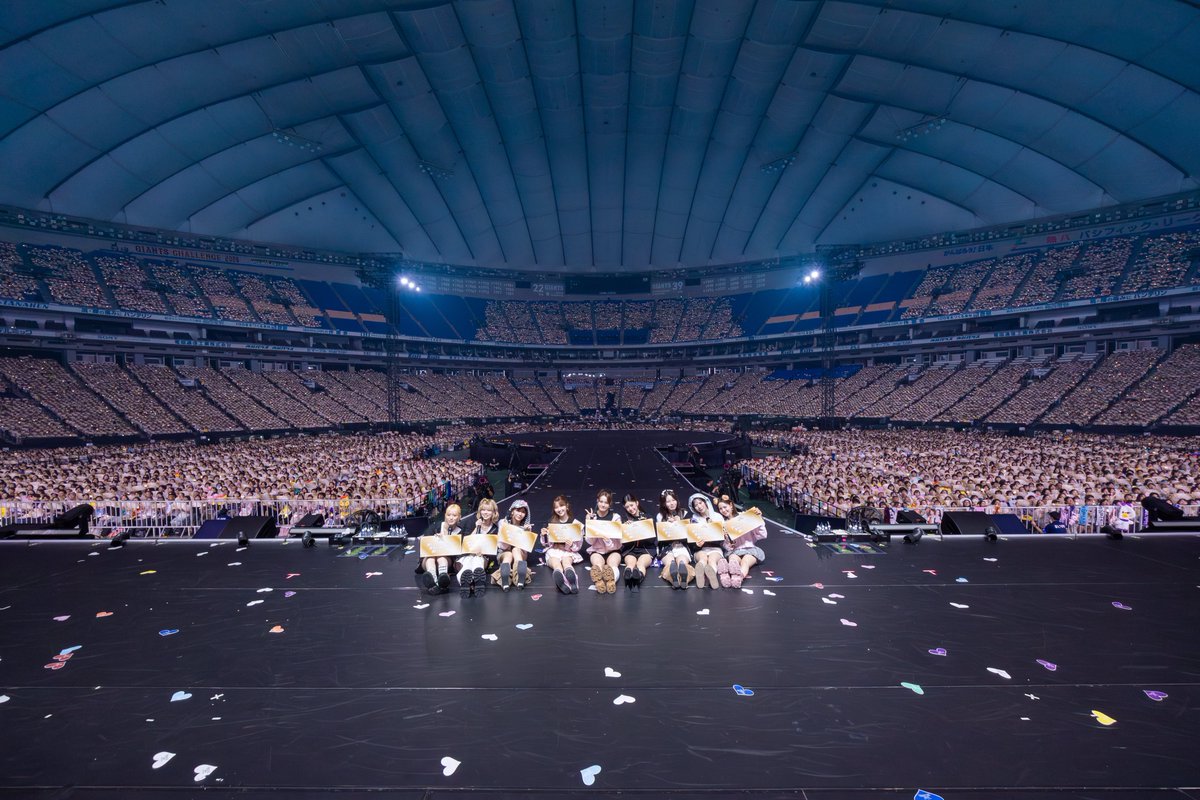 Nizi___com's tweet photo. 6年前違うアイドル推してた私が、友達に誘われて最終回だけなんとなく見た虹プロ。あの日が無かったら今日までこんな幸せに過ごせてなかった…そんな友達と一緒に見る虹プロ映像からのWhat if、特に刺さりました泣きました
NiziU出会えてよかった！ほんとに！

#NiziU_THE_CINEMA https://t.co/B84k11bnb5
