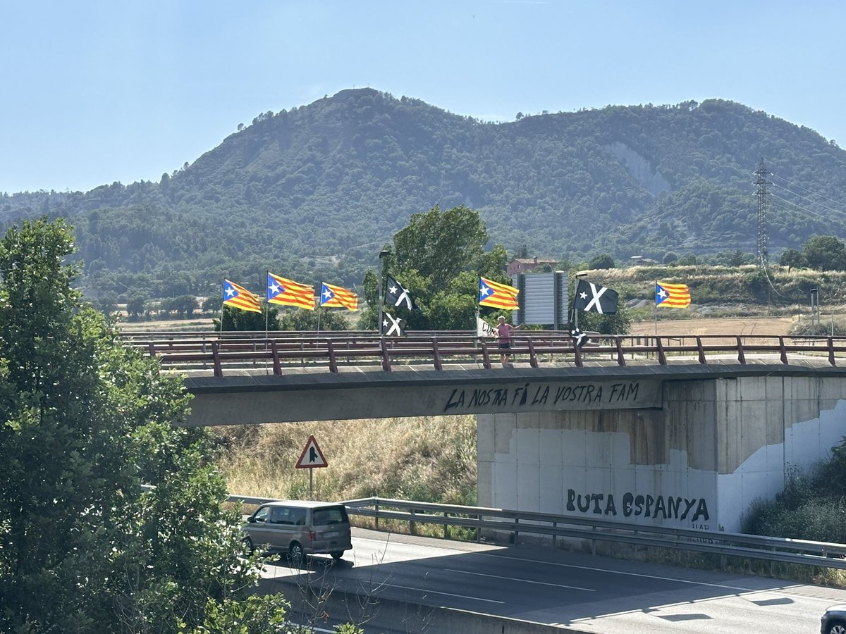 CesarLagonigro's tweet photo. A Gurb, un diumenge més, continuem amb l’acció
#PontsPerIndependència
PERSISTIM i PERSEVEREM en la lluita per la LLIBERTAT i la INDEPENDÈNCIA de CATALUNYA ||*||
Sota un sol abassegador. i una calor irrespirable, HI SOM ||*|| https://t.co/sHAkWpEZ7f