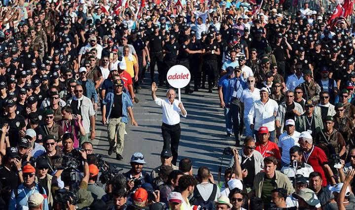 AvTuranAydogan's tweet photo. Adalet yürüyüşü 9 yaşında …

#HerkesİçinADALET 
#AdaletYürüyüşü #KemalKılıçdaroğlu
#HakHukukAdalet @kilicdarogluk https://t.co/5lf0UA7RuP