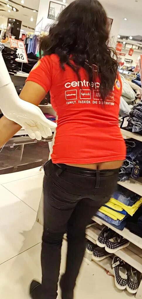 bizareahhposts's tweet photo. Lady wearing ultra tight jeans too work has her buttcrack peaking out 🤤
#腰パンチラ #腰パン #buttcrack  #asscrack #pantsdown https://t.co/Ha4lOK7A9l