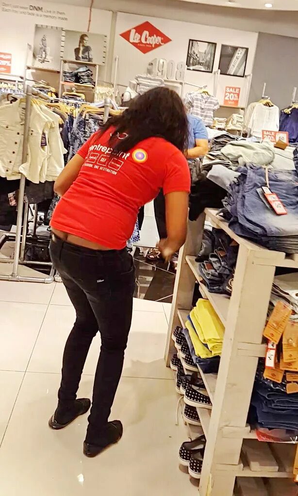 bizareahhposts's tweet photo. Lady wearing ultra tight jeans too work has her buttcrack peaking out 🤤
#腰パンチラ #腰パン #buttcrack  #asscrack #pantsdown https://t.co/Ha4lOK7A9l