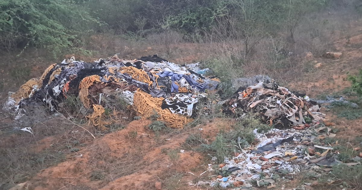 JungleSenaX's tweet photo. Dear @cmohry 

Aravali Forest is not for factories to dump their waste.

Kindly get this cleaned ASAP.

Location - https://t.co/yfoGMapZu9 

@ForestHaryana @Dc_Faridabad @DistrictAdm_FBD  @sdm_badkhal https://t.co/b6QT6QiBEv