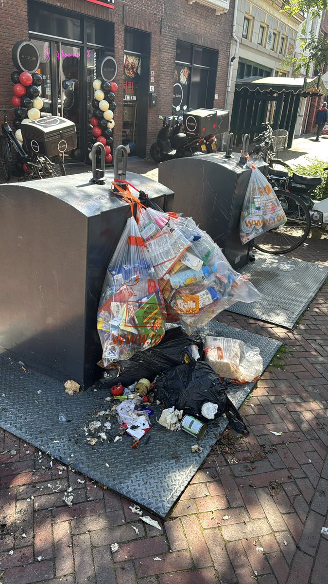TjarkoMuis's tweet photo. Het winkelgebied diezerbrink gaat hard achteruit dankzij @Gemeente_Zwolle en de @ROVA ….we doen zo vaak meldingen en geven dingen aan. Maar het past niet in hun plaatje, dus gebeurt er niks. #zwolle #fail https://t.co/TsM3pAJy1o