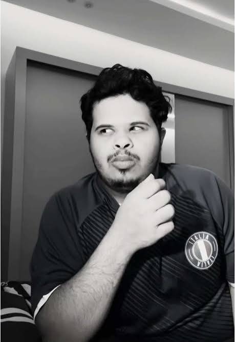 G_2_old's tweet photo. #منصور_ال_زايد
احس اختار الوقت بدري يبي يطبخ لهم العشاء 
والكبسة اللي يبي يسويها🙂 https://t.co/IuXChCTgjs