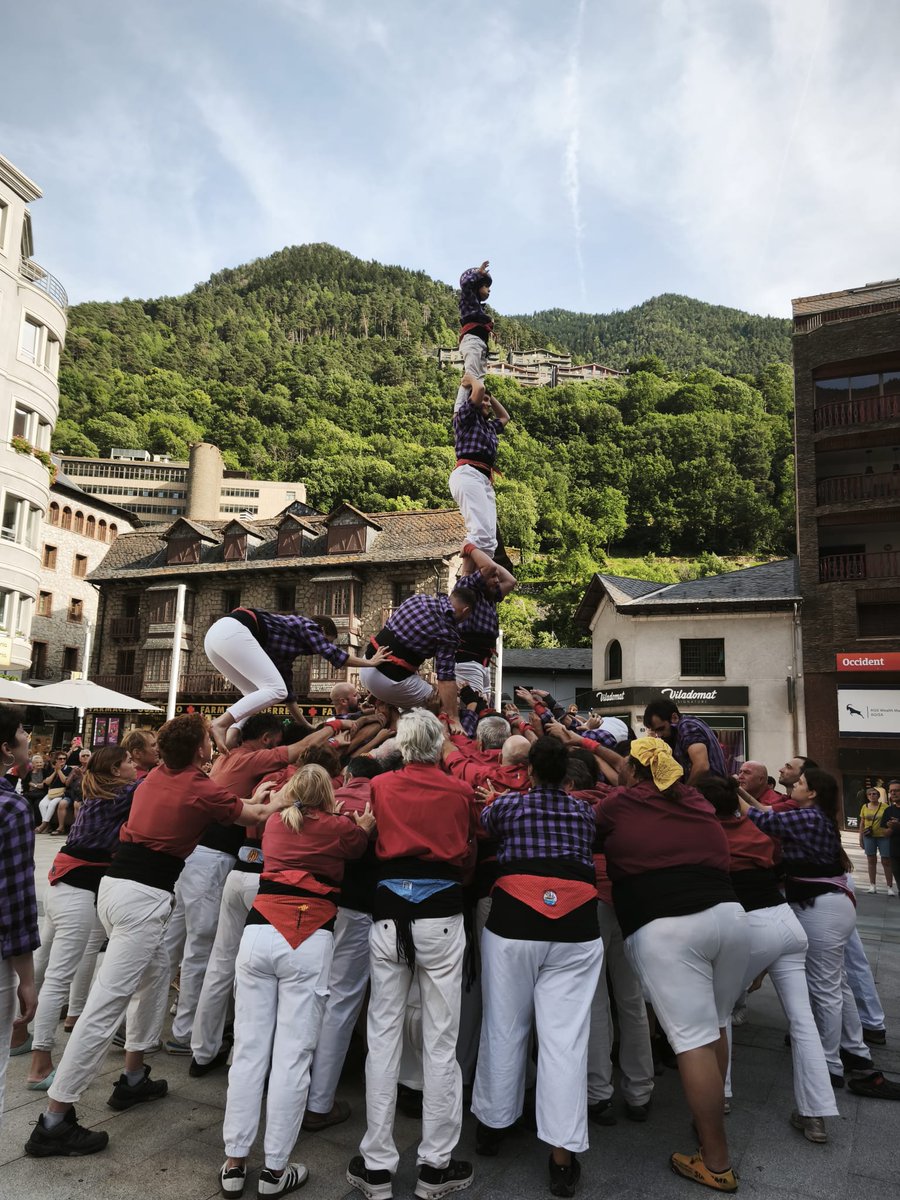CastellersAdroc's tweet photo. Ahir, a la diada de la Parròquia d'Escaldes-Engordany, vam descarregar un pilar de 4 d'entrada, un 3d6, un 4d6 i un 3d6 amb l'agulla. Vam acabar amb dos pilars de 4 de sortida.

Gràcies a @castellersAND i @castdeMallorca per l'ajuda a les pinyes i pel bon ambient! 

#castells https://t.co/9BzMxNEBhd