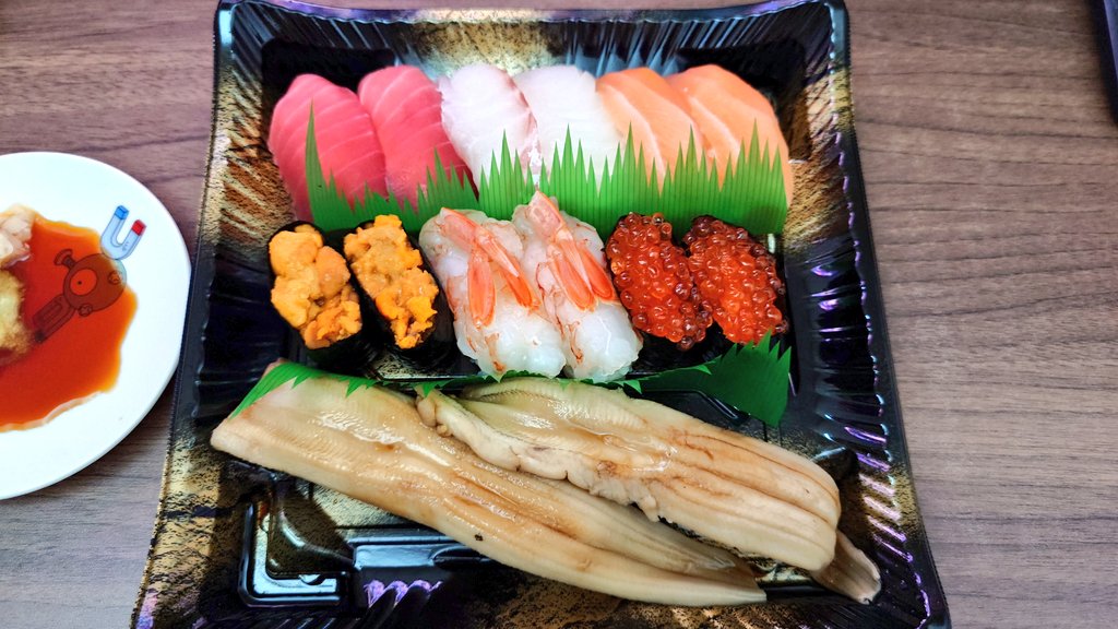 laputayaka's tweet photo. 34歳になりました。好きなもの食べて欲しかったもの買ってあとは家でゲームして独りで地味に過ごした。なんという非リア充っぷり……弟から誕プレとしてスライムのコントローラーいただいた。アナログスティックに隠れてるスライムが可愛い。この歳で転職活動することになりそうで先行きが不安である。 https://t.co/sZd54Vf0hY