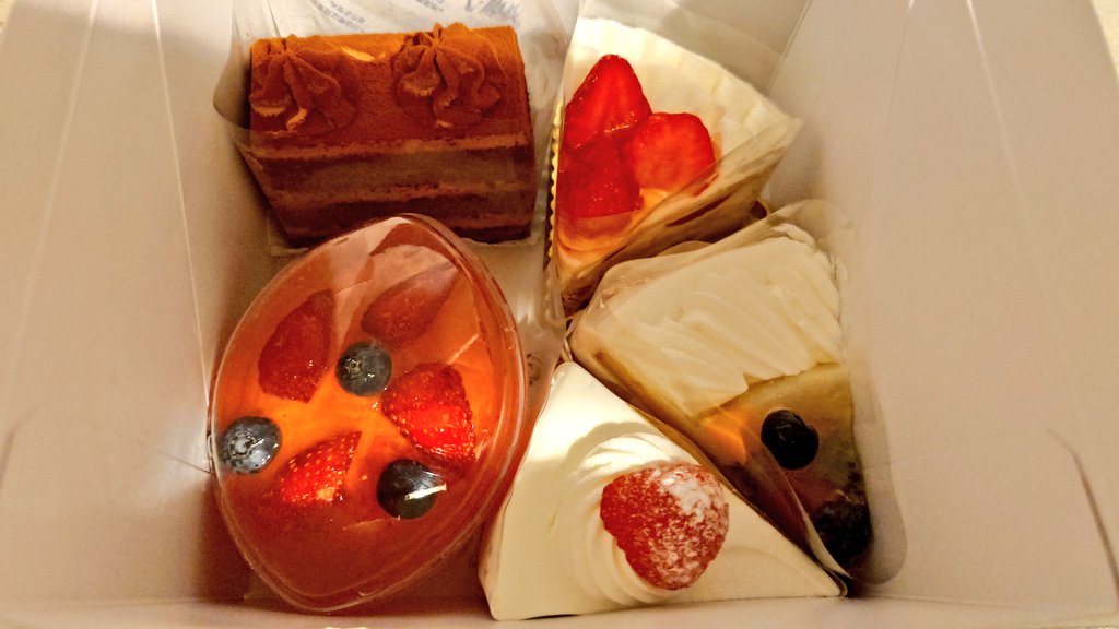 laputayaka's tweet photo. 34歳になりました。好きなもの食べて欲しかったもの買ってあとは家でゲームして独りで地味に過ごした。なんという非リア充っぷり……弟から誕プレとしてスライムのコントローラーいただいた。アナログスティックに隠れてるスライムが可愛い。この歳で転職活動することになりそうで先行きが不安である。 https://t.co/sZd54Vf0hY