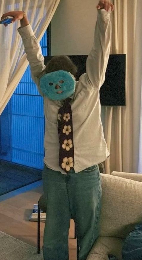 nowstatx's tweet photo. O jeito que ela colocou a roupa e imediatamente virou uma versão dele me pega muito kkkkkkk até os trejeitos🤣 https://t.co/9uuaMYoBgW