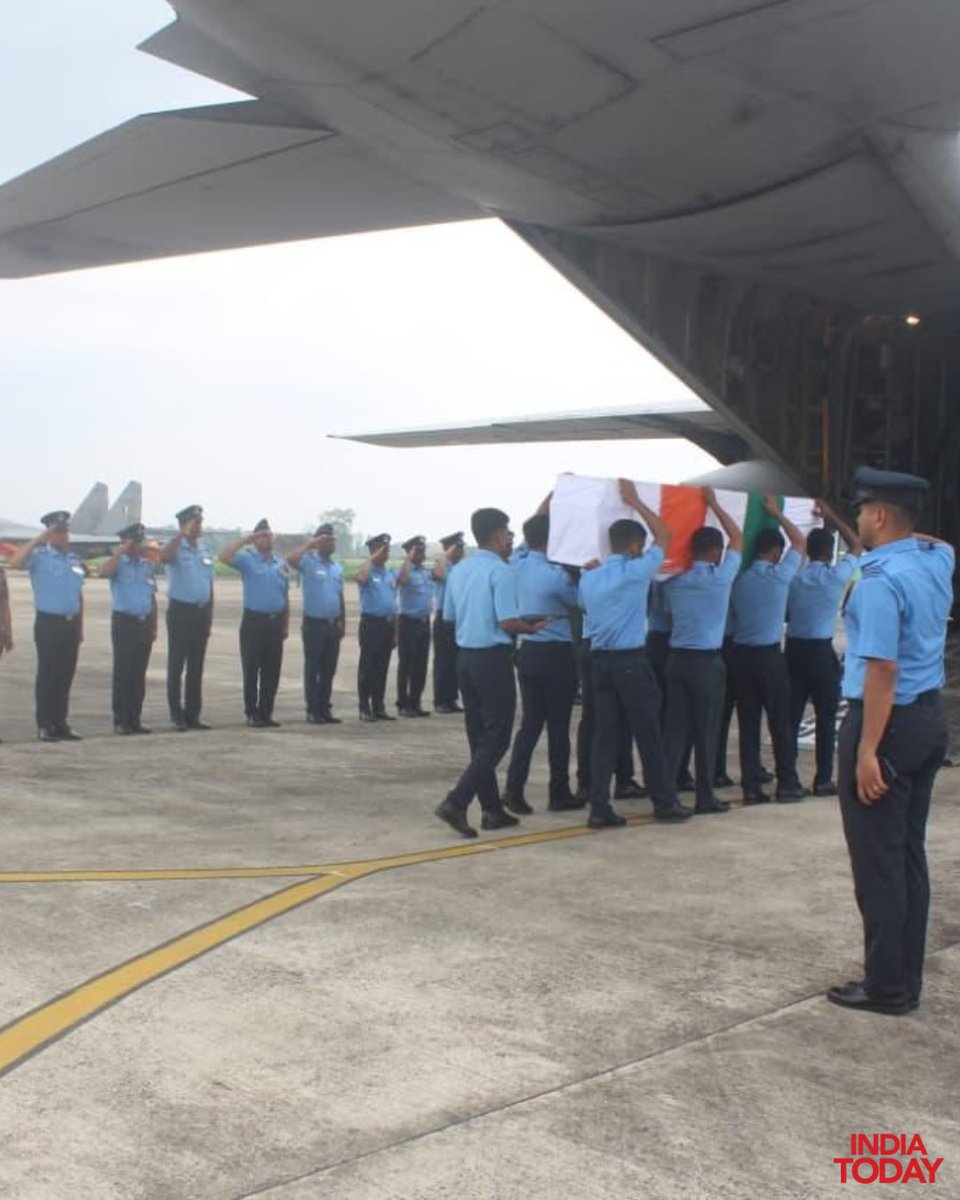 IndiaToday's tweet photo. Mortal remains of bravehearts were flown from Jorhat by an Indian Air Force aircraft and sent to their native places, where they were accorded full military honours during the final rites.

#Bravehearts #IndianAirForce #MilitaryHonours #Jorhat #NationProud #ITPhotoblog https://t.co/sBA0JUU2ZM