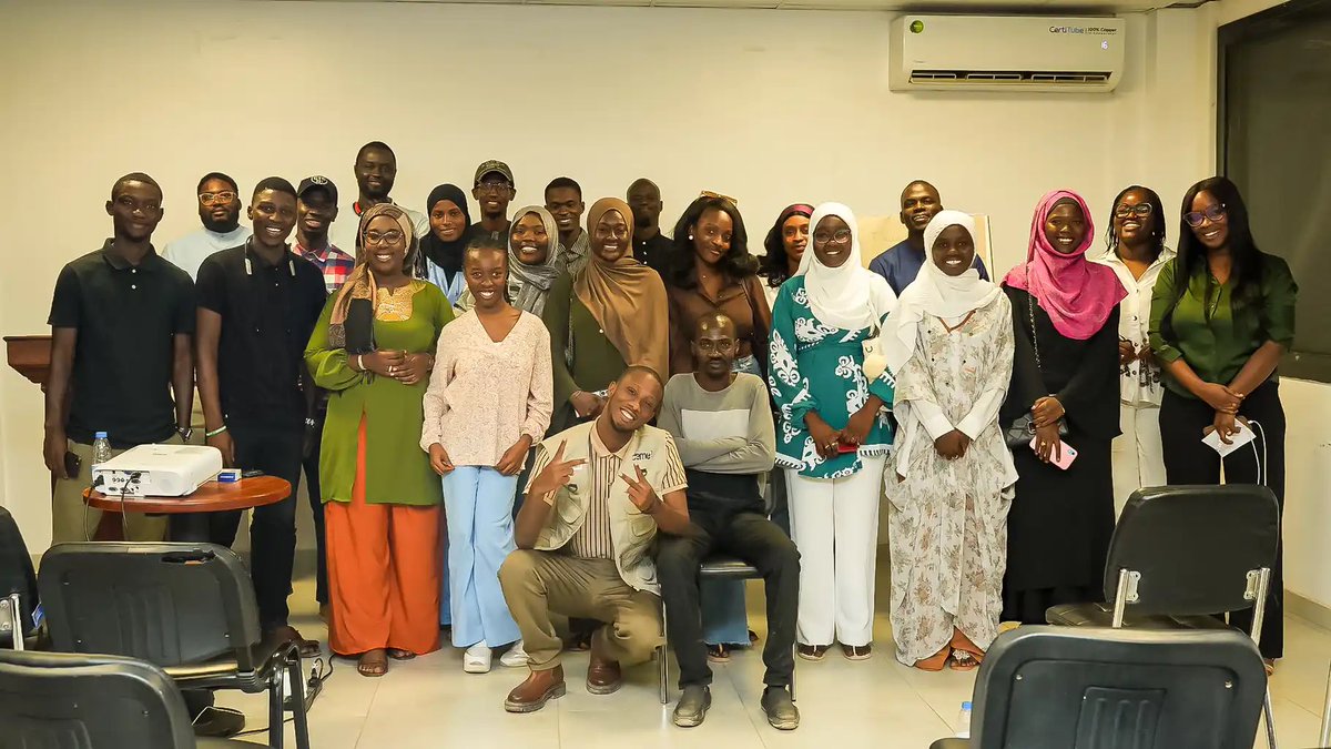 Noo_IDcard's tweet photo. 📸 Il y a quelques mois, @NumuyDeme n’était qu’une idée : créer un espace où les jeunes peuvent accéder à des conseils concrets, rencontrer des professionnels et mieux comprendre les réalités du marché du travail et de lEntreprenariat 

Aujourd’hui, cette vision prend forme.

À travers cette rencontre organisée avec @Afterpro , nous avons réuni des étudiants, jeunes diplômés, professionnels des ressources humaines, entrepreneurs et experts autour d’un même objectif : partager des expériences, transmettre des outils pratiques et ouvrir de nouvelles perspectives.

Les échanges sur le CV, les entretiens d’embauche, LinkedIn, le leadership, la communication professionnelle et le développement de carrière ont confirmé une chose : le talent existe, mais l’information et l’accompagnement restent essentiels pour transformer le potentiel en opportunités.

Je tiens à remercier l’ensemble des intervenants, partenaires, bénévoles et participants qui ont contribué à la réussite de cette première édition.

L’aventure ne fait que commencer.

📸 Retour en images sur une journée placée sous le signe de l’apprentissage, du partage et de l’action.

👉 Pour recevoir les présentations et supports partagés durant l’événement, rejoignez notre chaîne WhatsApp.

https://t.co/1VjEjC9rcY
