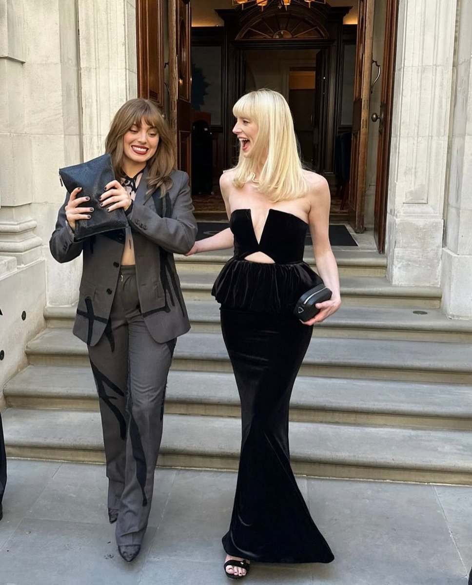 shelbyils's tweet photo. two beautiful ladies!! https://t.co/WXaKULzHAF